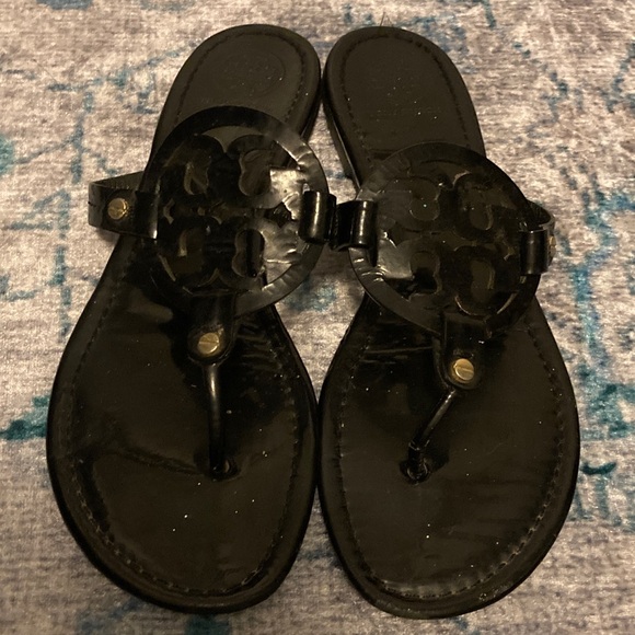 Tory Burch ‘Miller’ Thong Sandals Slides Slippers Size 9 in Black Patent Leather - Picture 1 of 11